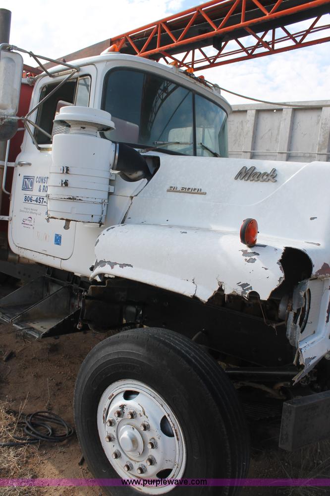 image for item C3873 1972 Mack conveyor lift truck