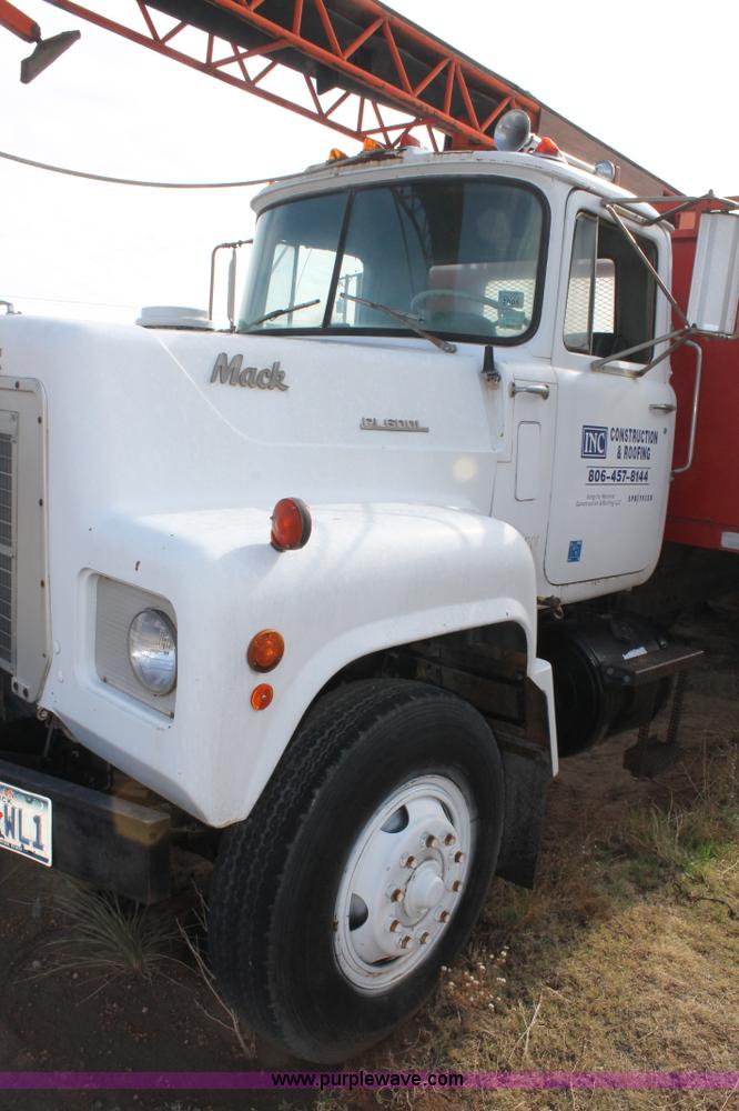 image for item C3873 1972 Mack conveyor lift truck