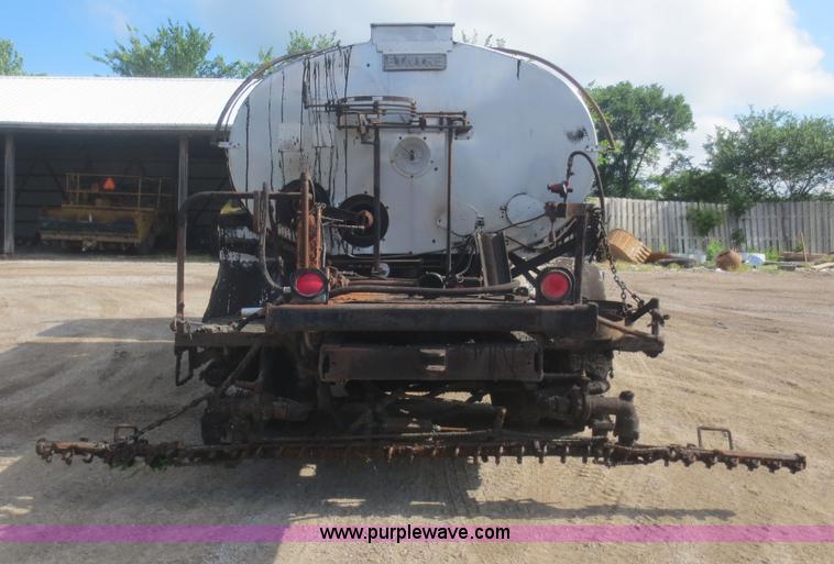 image for item D2076 1971 International Cargostar oil distribution truck