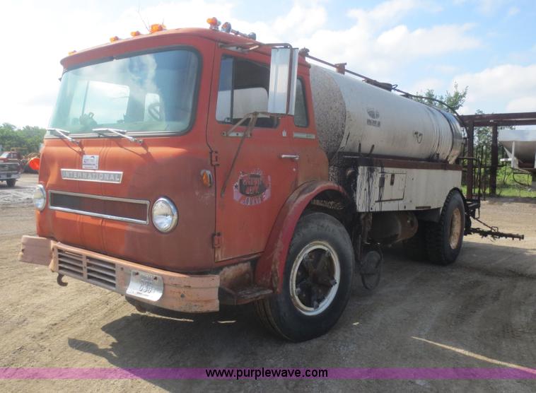 image for item D2076 1971 International Cargostar oil distribution truck