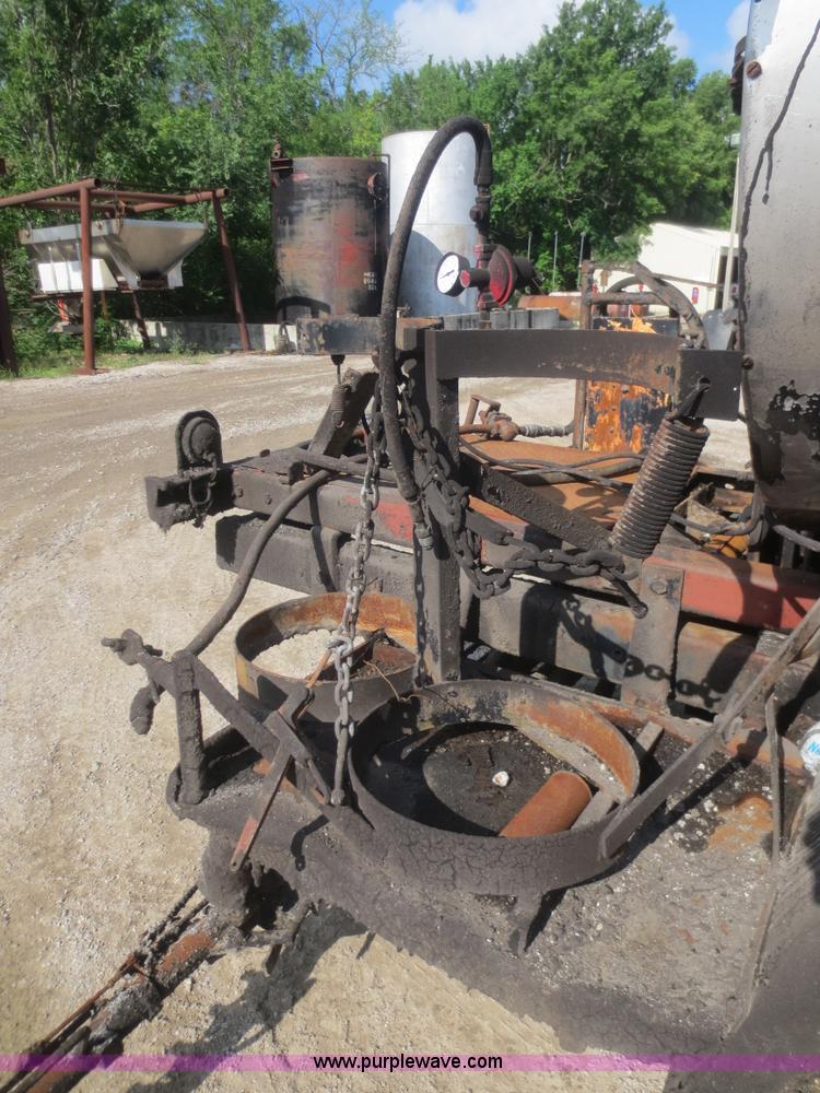 image for item D2076 1971 International Cargostar oil distribution truck