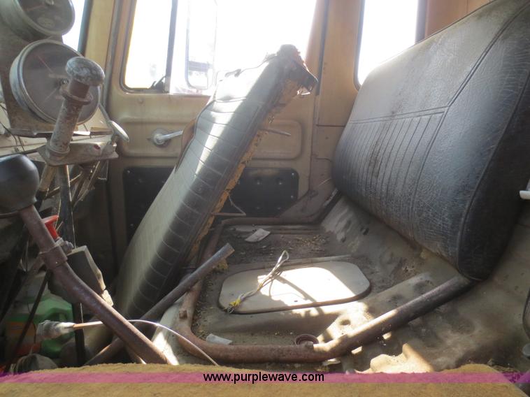 image for item D2076 1971 International Cargostar oil distribution truck