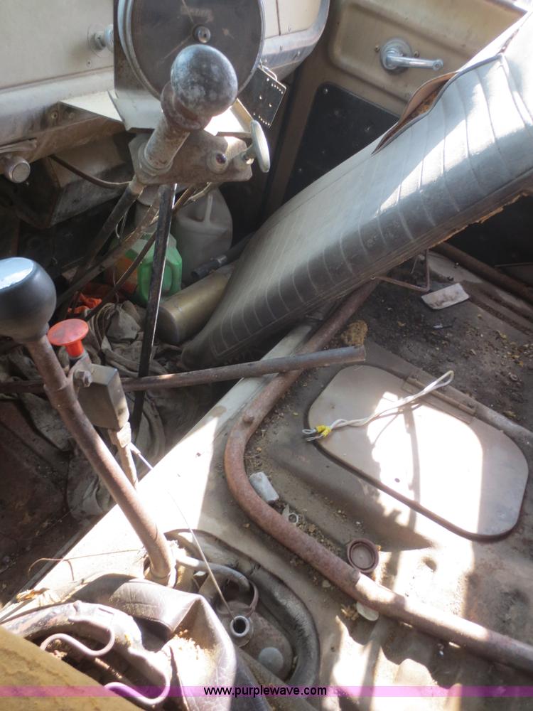 image for item D2076 1971 International Cargostar oil distribution truck