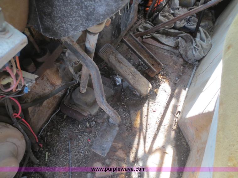 image for item D2076 1971 International Cargostar oil distribution truck