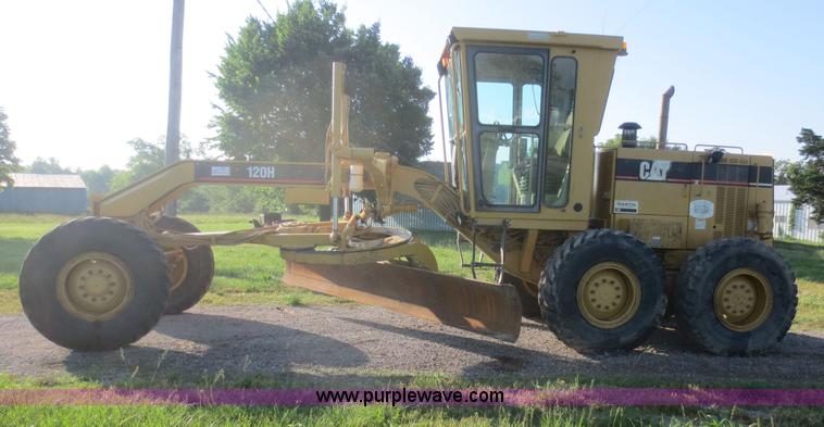 image for item D2077 1997 Caterpillar 120H articulated motor grader
