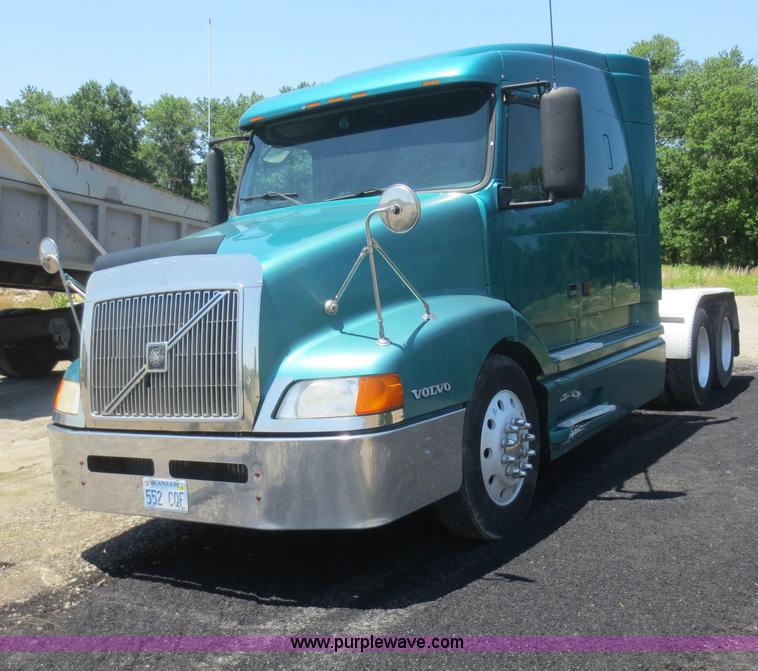 image for item D2079 1998 Volvo VN semi truck