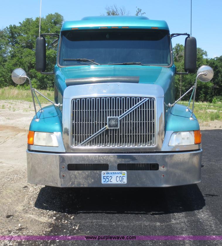image for item D2079 1998 Volvo VN semi truck