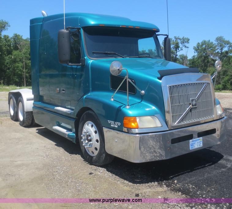 image for item D2079 1998 Volvo VN semi truck