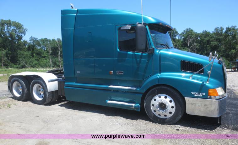 image for item D2079 1998 Volvo VN semi truck