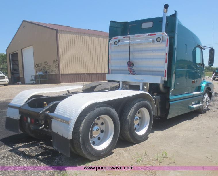 image for item D2079 1998 Volvo VN semi truck