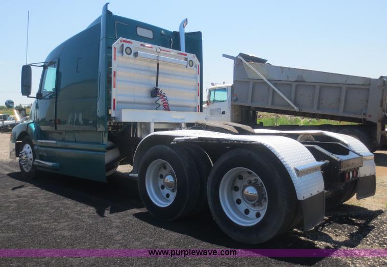 image for item D2079 1998 Volvo VN semi truck