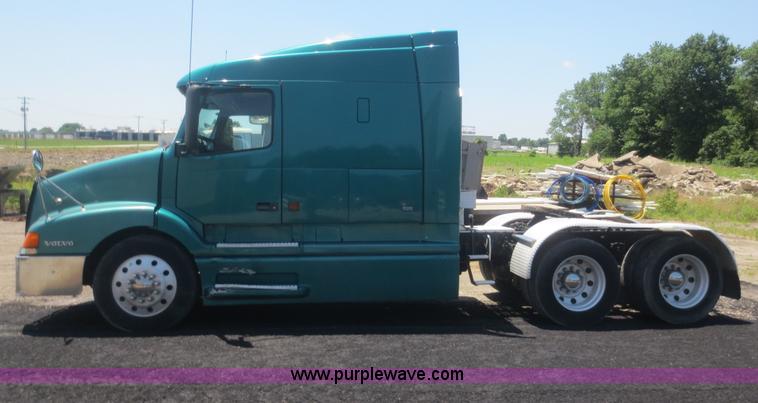 image for item D2079 1998 Volvo VN semi truck