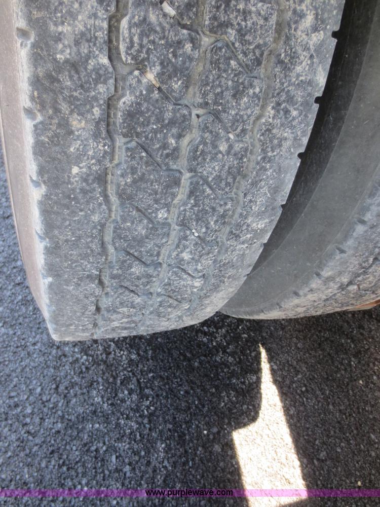 image for item D2079 1998 Volvo VN semi truck