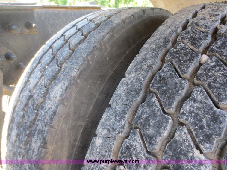 image for item D2079 1998 Volvo VN semi truck