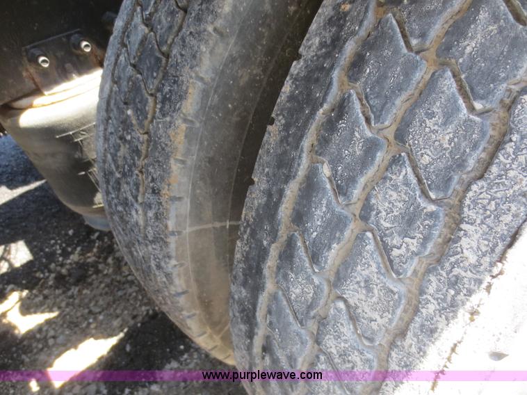 image for item D2079 1998 Volvo VN semi truck