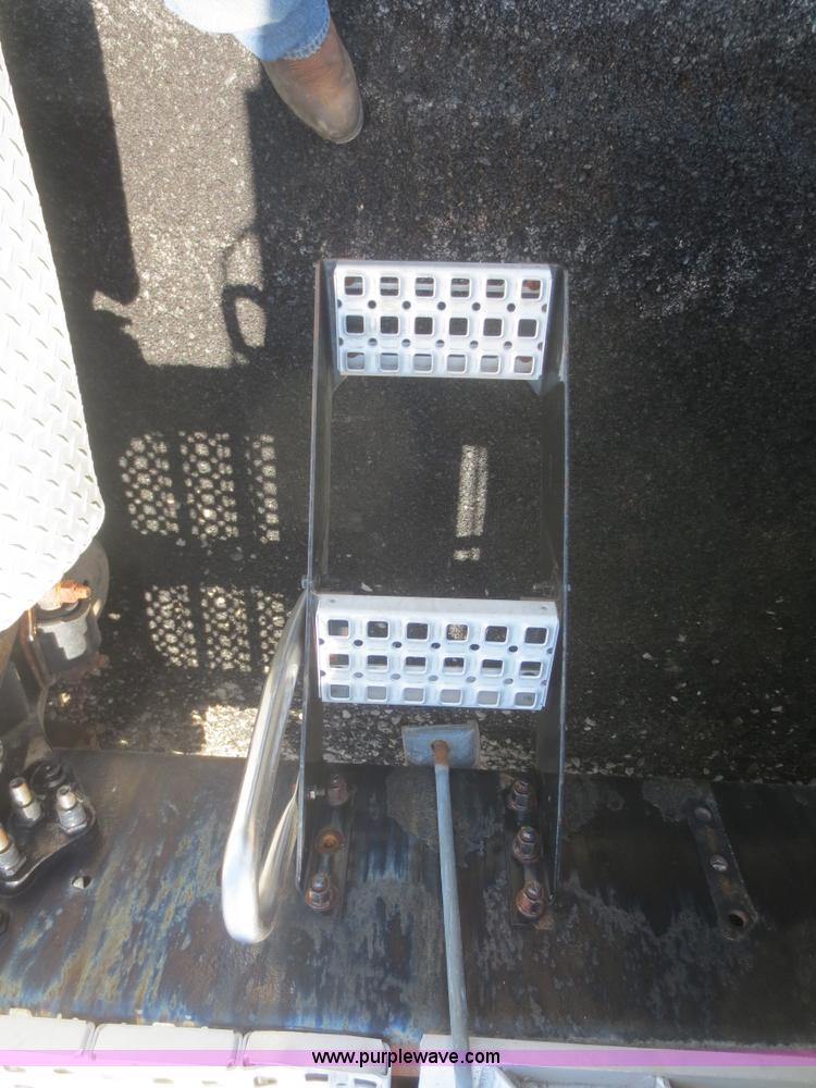 image for item D2079 1998 Volvo VN semi truck