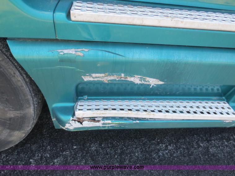 image for item D2079 1998 Volvo VN semi truck