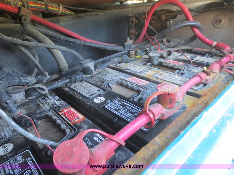 image for item D2079 1998 Volvo VN semi truck