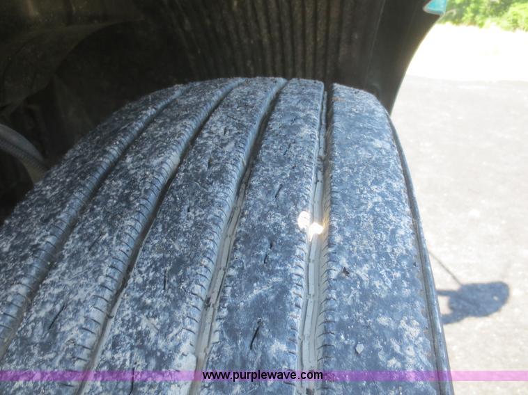 image for item D2079 1998 Volvo VN semi truck