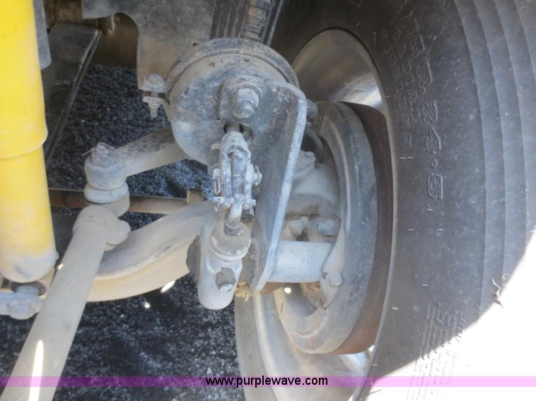 image for item D2079 1998 Volvo VN semi truck