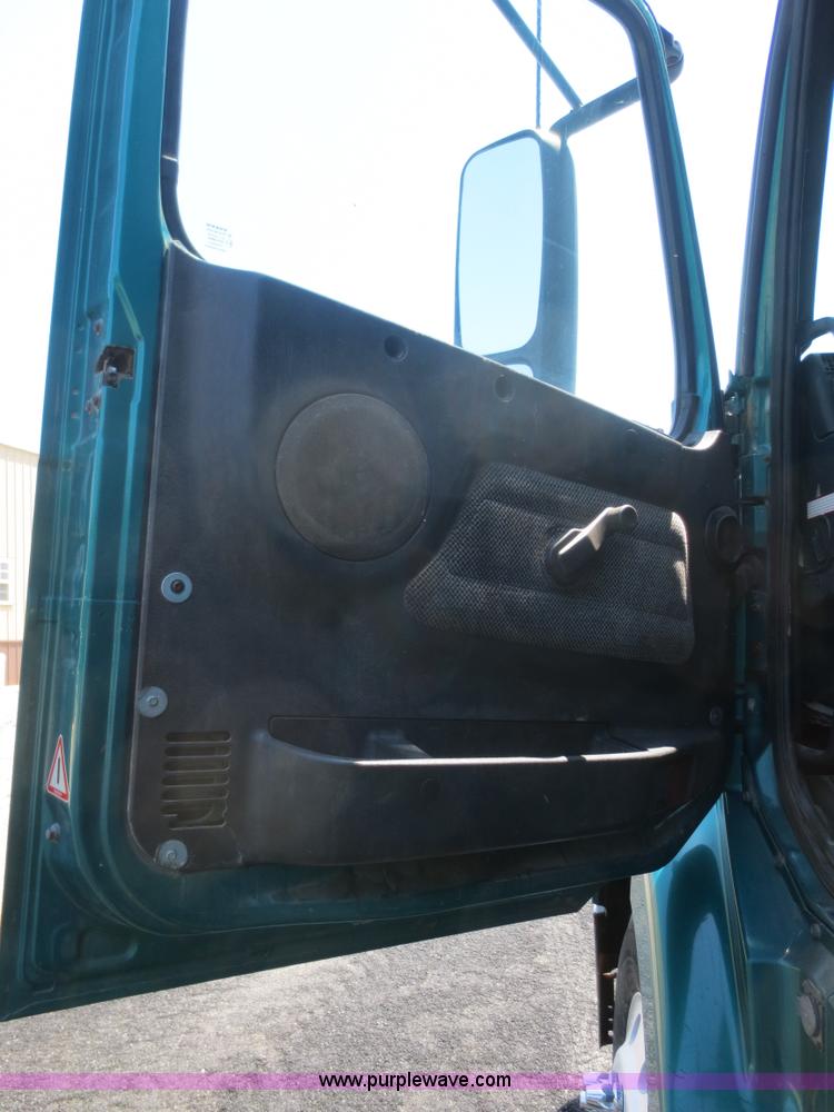 image for item D2079 1998 Volvo VN semi truck