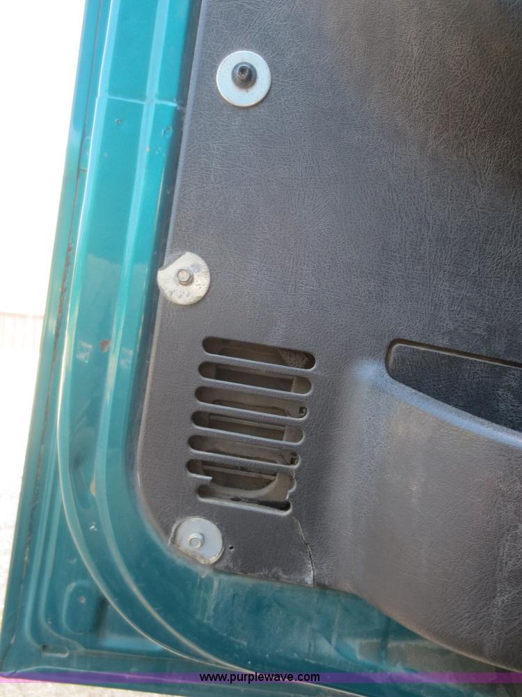 image for item D2079 1998 Volvo VN semi truck