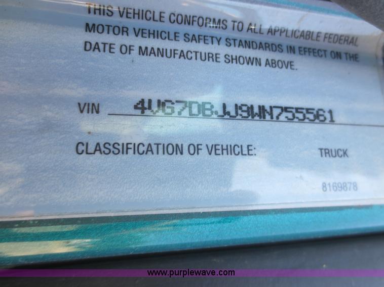 image for item D2079 1998 Volvo VN semi truck