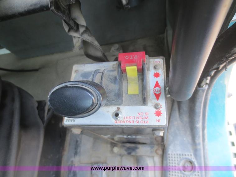 image for item D2079 1998 Volvo VN semi truck