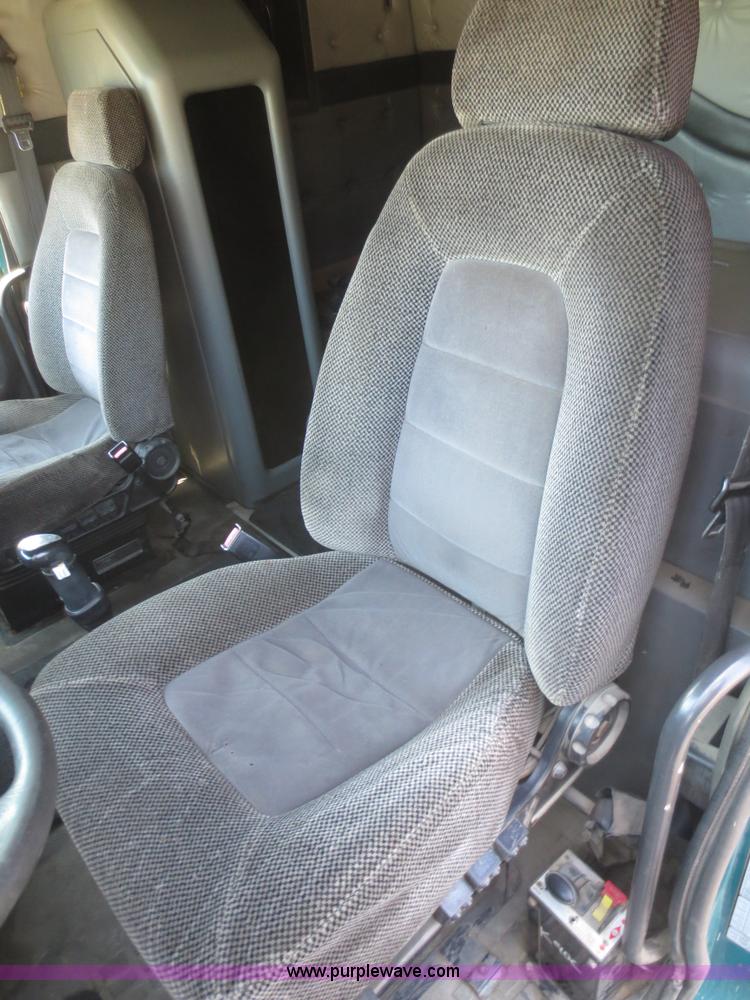 image for item D2079 1998 Volvo VN semi truck