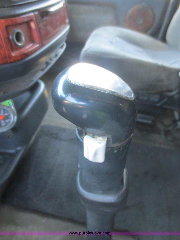 image for item D2079 1998 Volvo VN semi truck