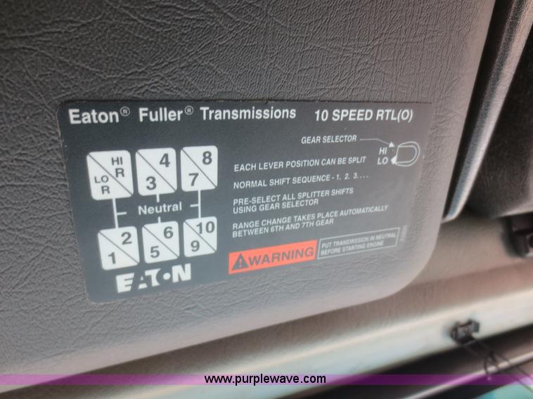 image for item D2079 1998 Volvo VN semi truck