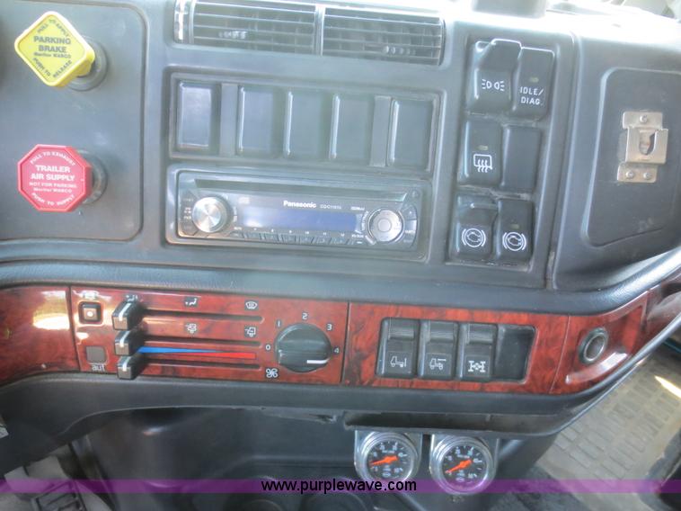 image for item D2079 1998 Volvo VN semi truck