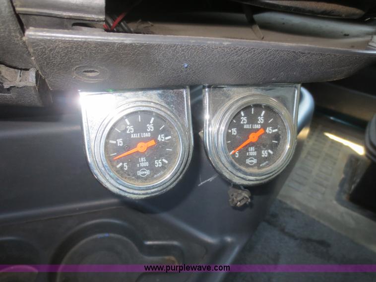 image for item D2079 1998 Volvo VN semi truck