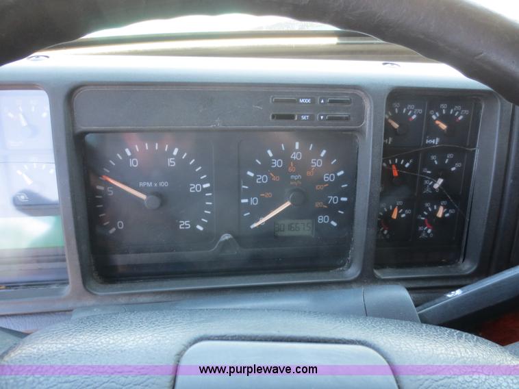 image for item D2079 1998 Volvo VN semi truck