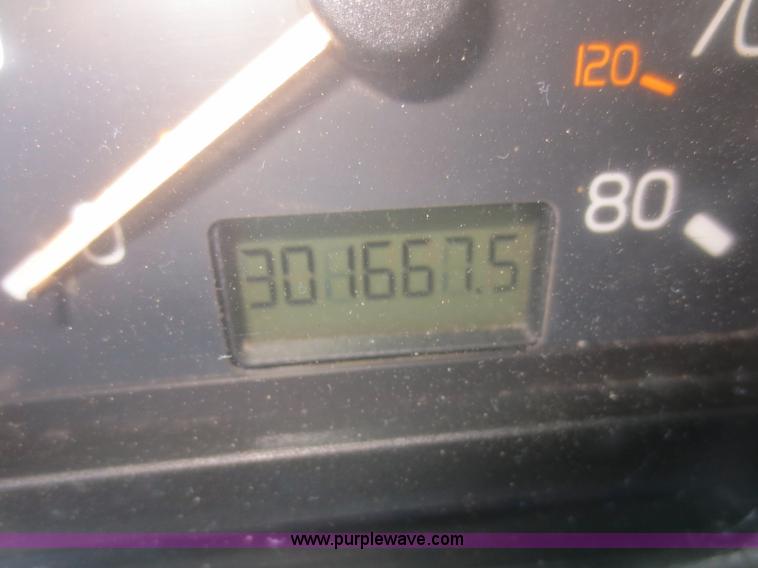 image for item D2079 1998 Volvo VN semi truck