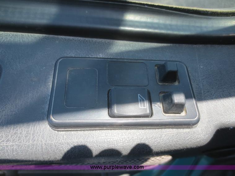 image for item D2079 1998 Volvo VN semi truck