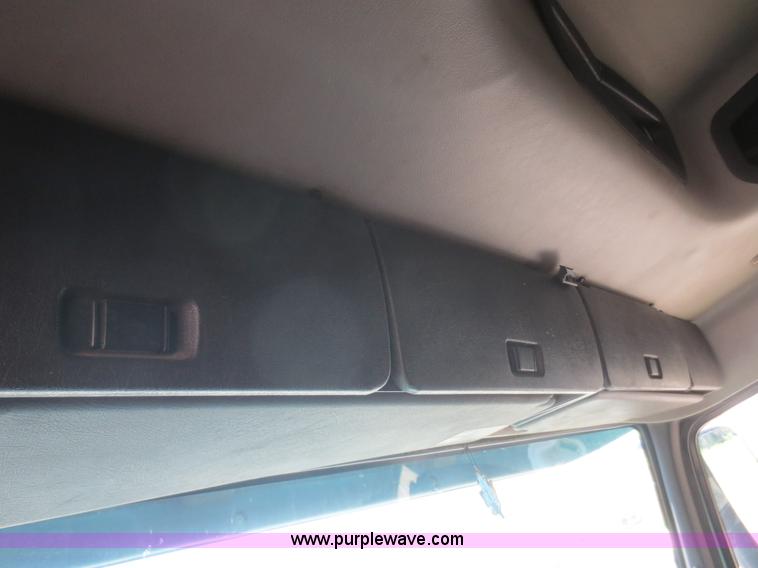 image for item D2079 1998 Volvo VN semi truck