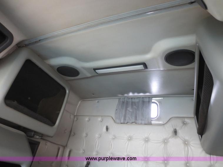 image for item D2079 1998 Volvo VN semi truck