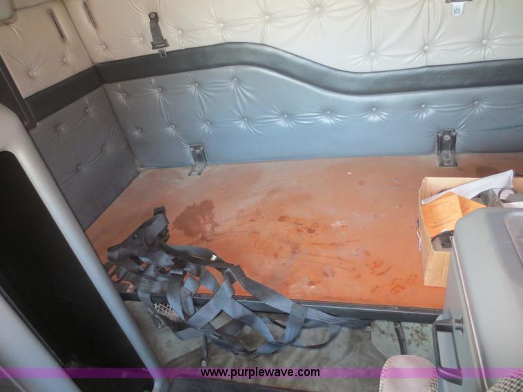 image for item D2079 1998 Volvo VN semi truck