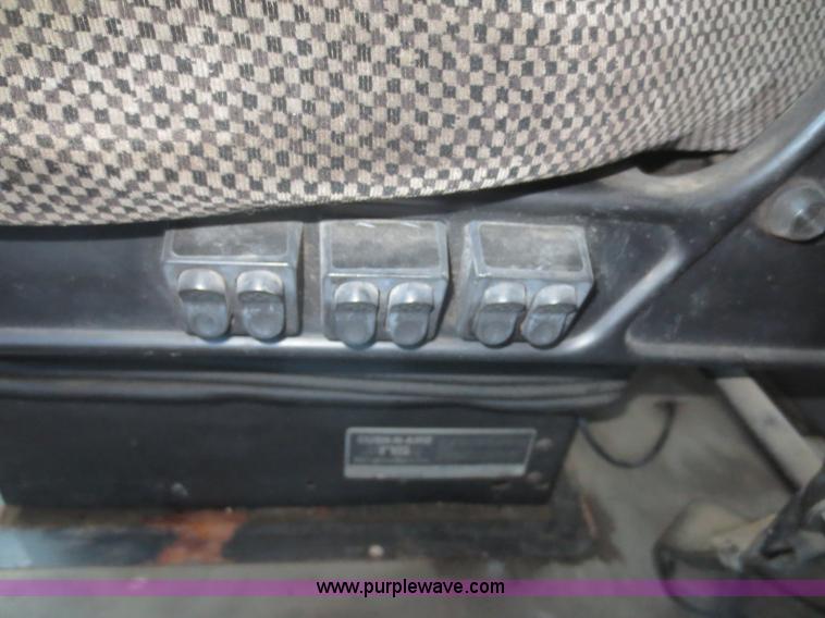 image for item D2079 1998 Volvo VN semi truck