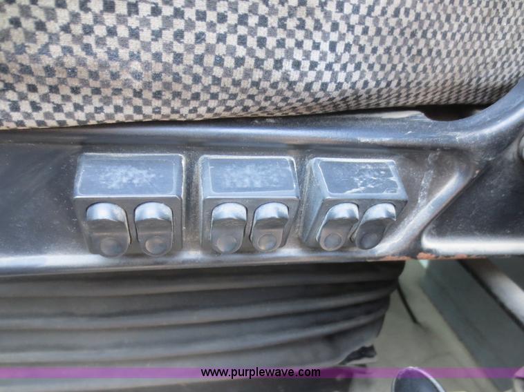 image for item D2079 1998 Volvo VN semi truck