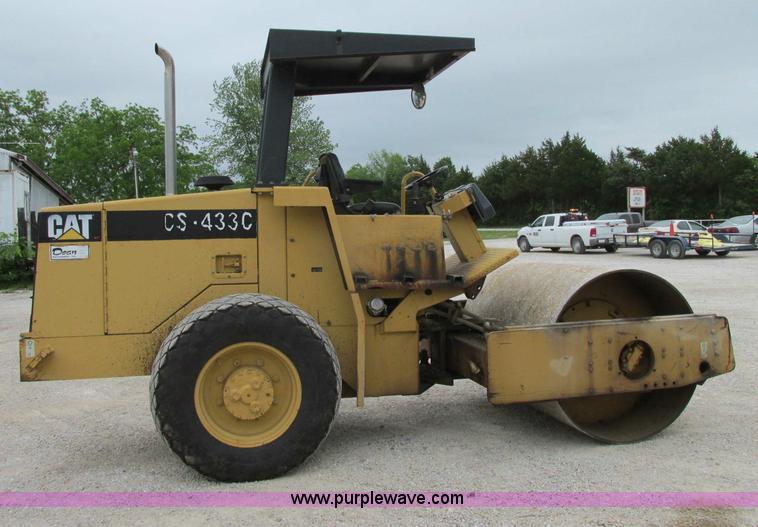 image for item D3973 1996 Caterpillar CS-433C vibratory roller
