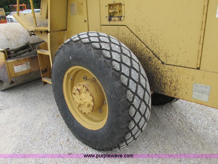 image for item D3973 1996 Caterpillar CS-433C vibratory roller