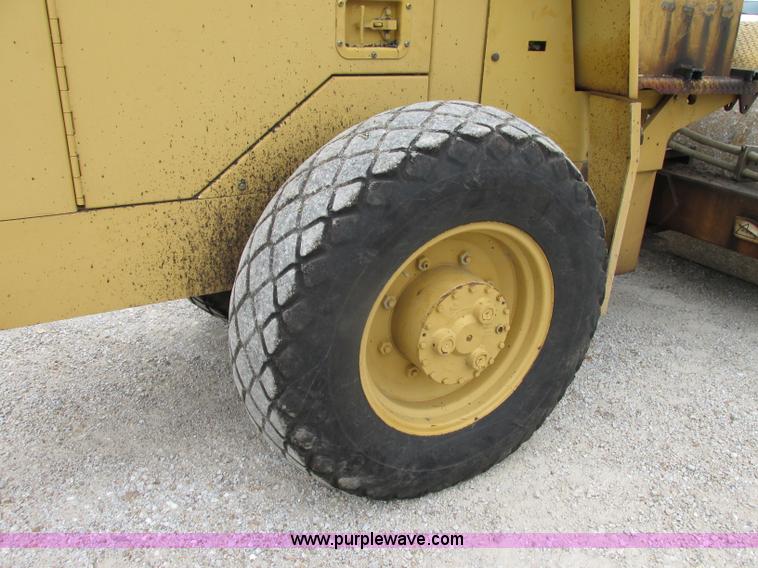 image for item D3973 1996 Caterpillar CS-433C vibratory roller