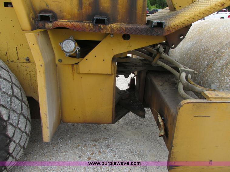 image for item D3973 1996 Caterpillar CS-433C vibratory roller