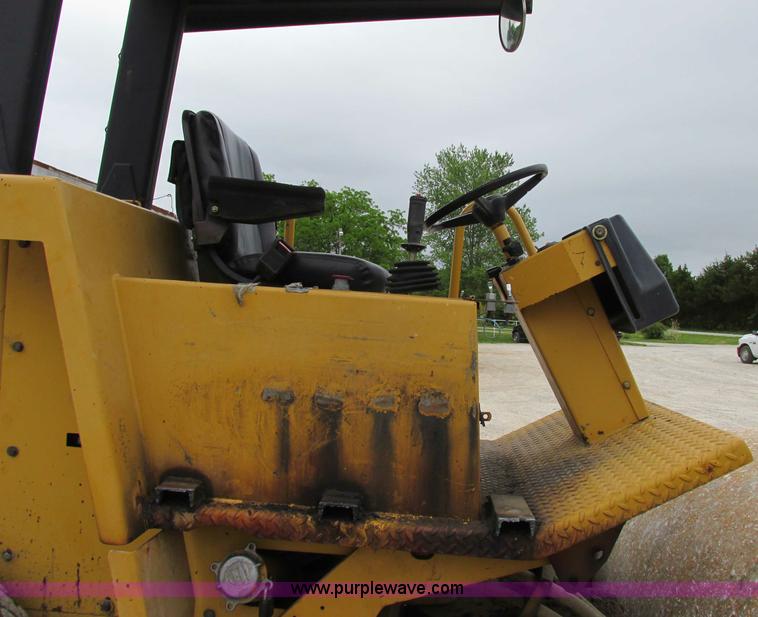 image for item D3973 1996 Caterpillar CS-433C vibratory roller