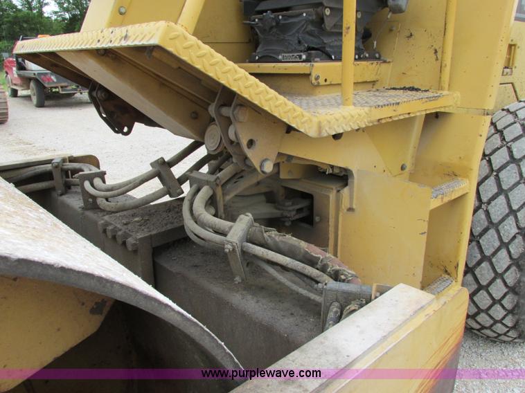 image for item D3973 1996 Caterpillar CS-433C vibratory roller