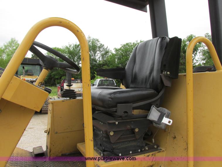 image for item D3973 1996 Caterpillar CS-433C vibratory roller