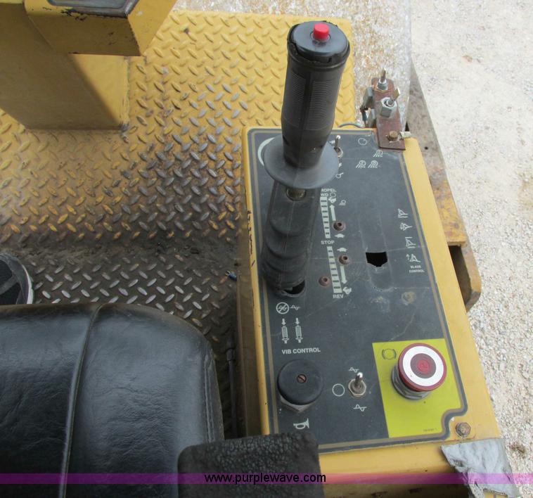image for item D3973 1996 Caterpillar CS-433C vibratory roller