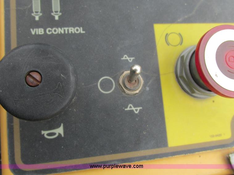 image for item D3973 1996 Caterpillar CS-433C vibratory roller